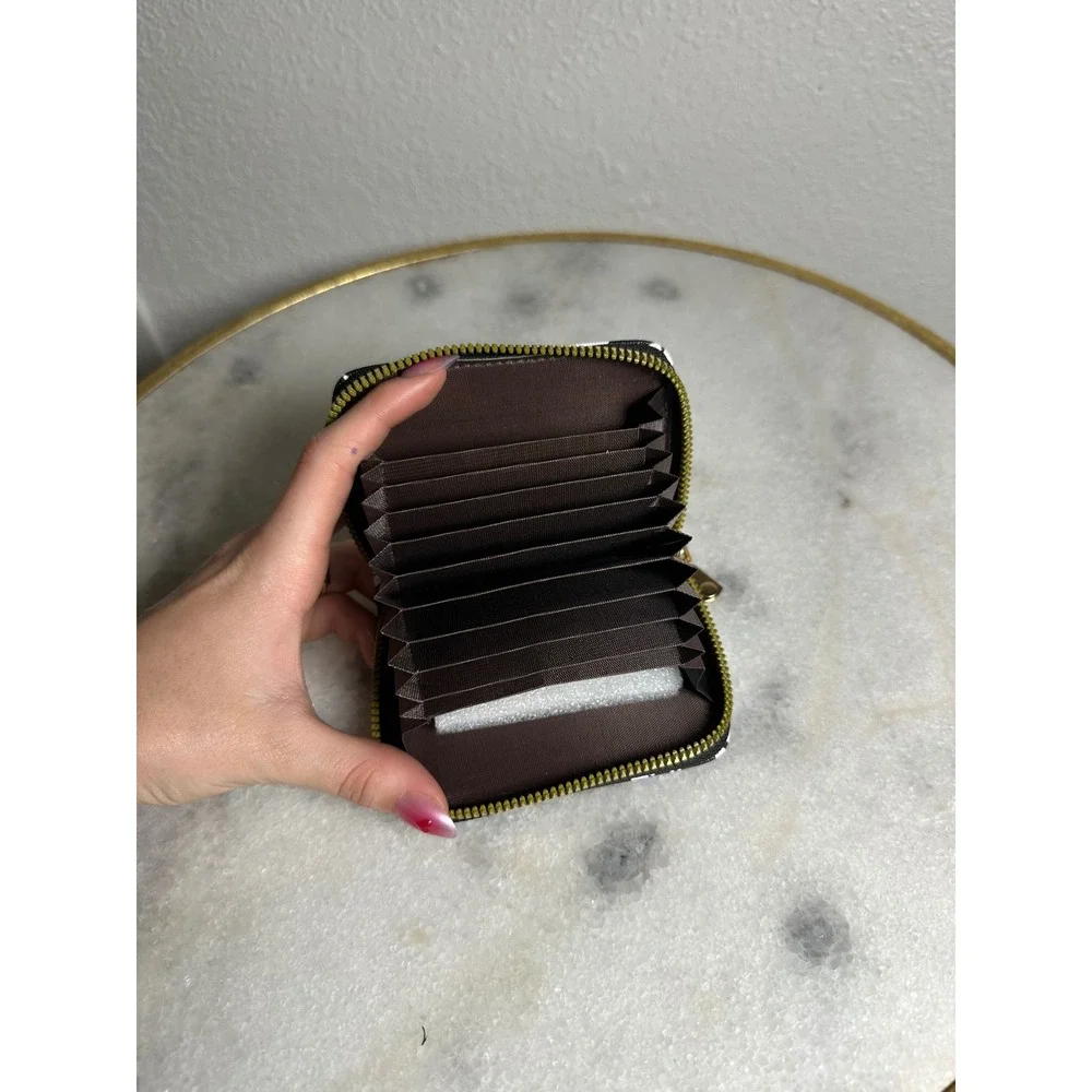 Womens Daisy Floral Print Accordion Card Holder Wallet Black White Zip Around